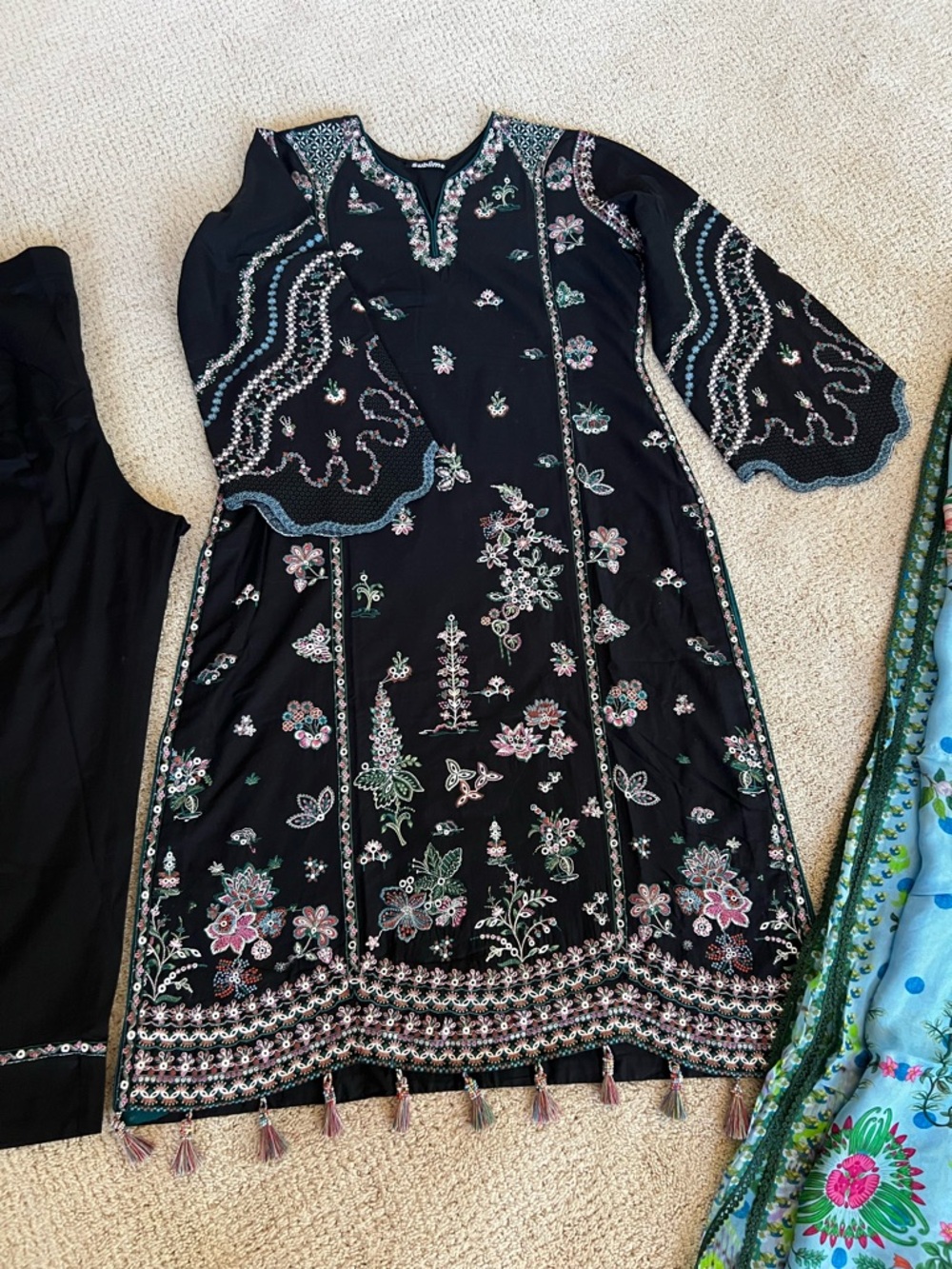 Hussain Rehar Embroidered lawn dress India Pakistani - Picture 5 of 12